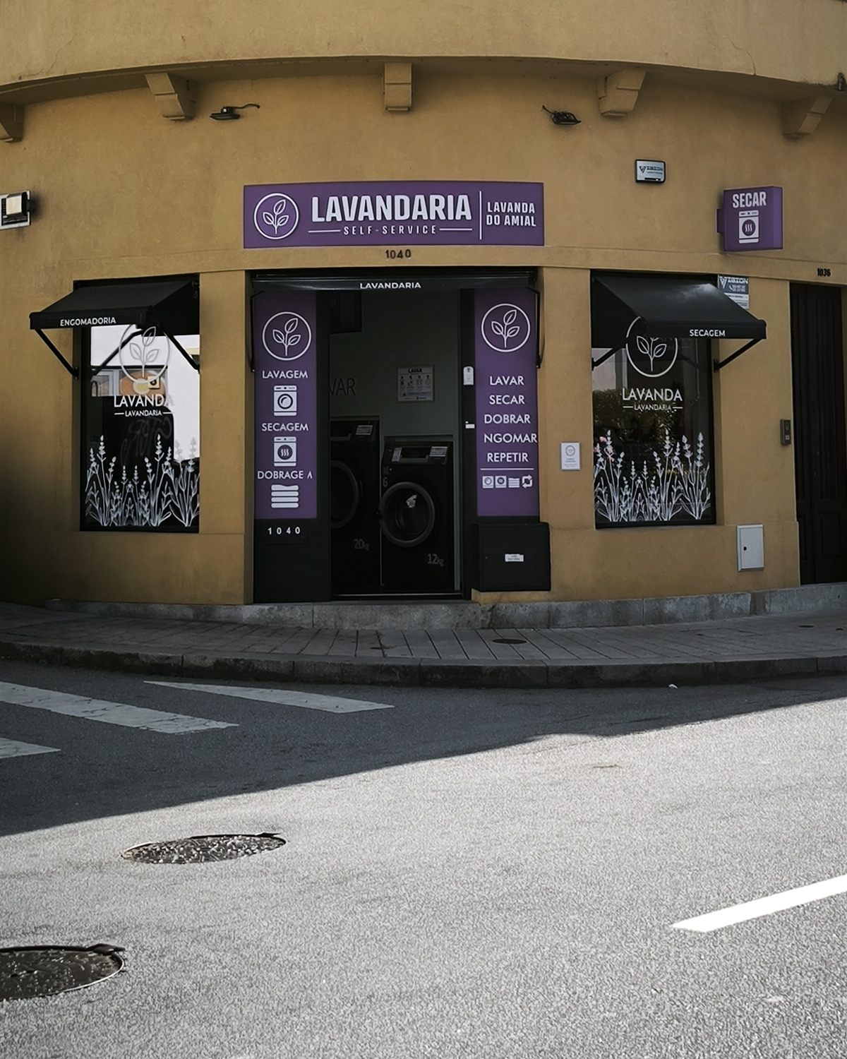 Fachada da Lavanda do Amial, na Rua do Amial 1040: letreiro Lavandaria Self-Service, toldos pretos e montras com lavanda